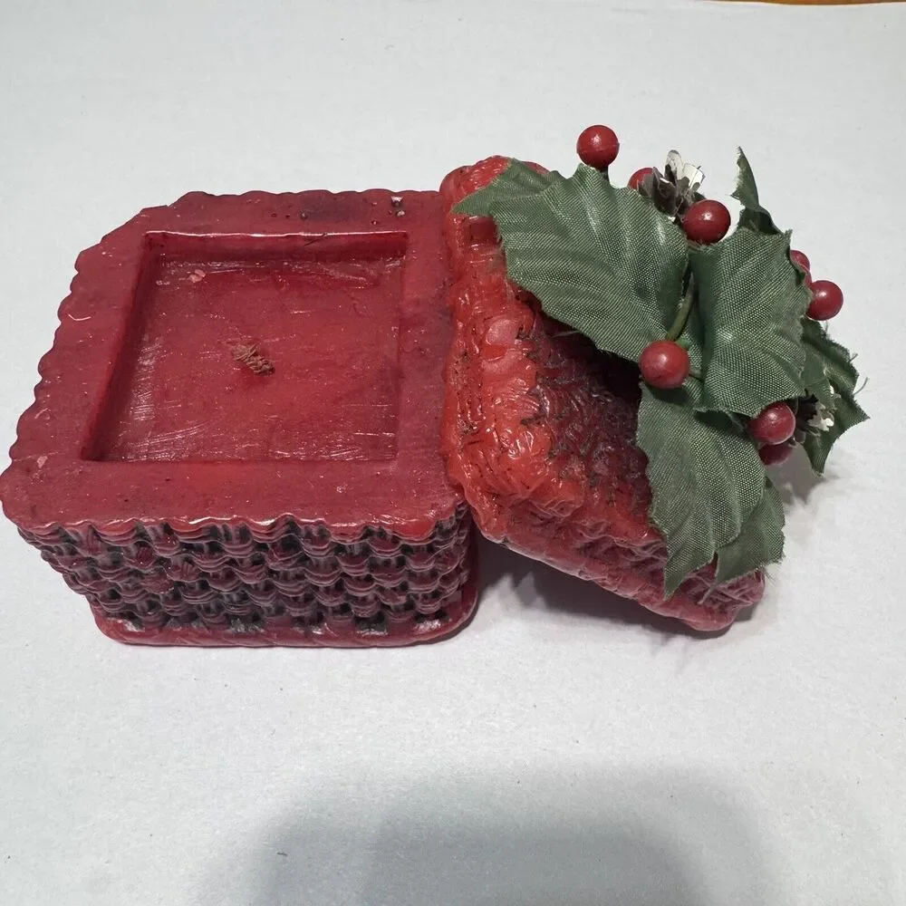 Vintage Holly Berry Basket shaped candle Christmas 1984 Wax square box w/ lid‎